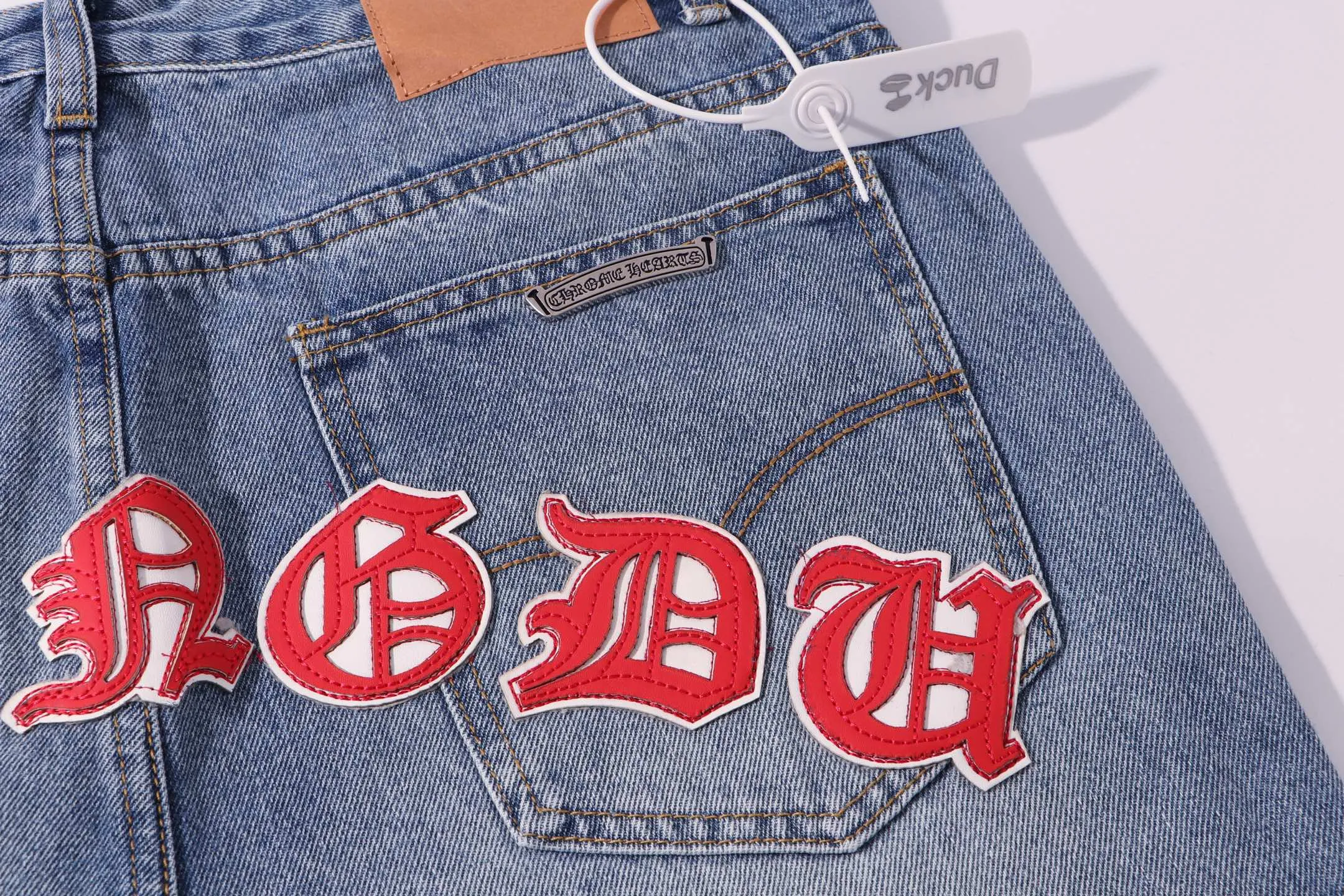 P260 Style No.: H907 Croxin & 𝐂𝐡𝐫𝐨𝐦𝐞 𝐇𝐞𝐚𝐫𝐭 ss25 blue pants red leather Sanskrit leather limited patchwork jeans. Styles with different washed textures are very friendly to people with thin legs. The slightly flared version perfectly modifies the leg shape. The timeless and moderate length makes it easy to match and match. It is the basis for various styles and is a must-have in your wardrobe! The fabric is stiff but also makes the upper body soft without losing texture. The washing process is even more perfect. It is a must-have item for everyone! ! ! Washed wheat, hang tag, pants label, three labels complete Color: blue Size: 28-30-32-34